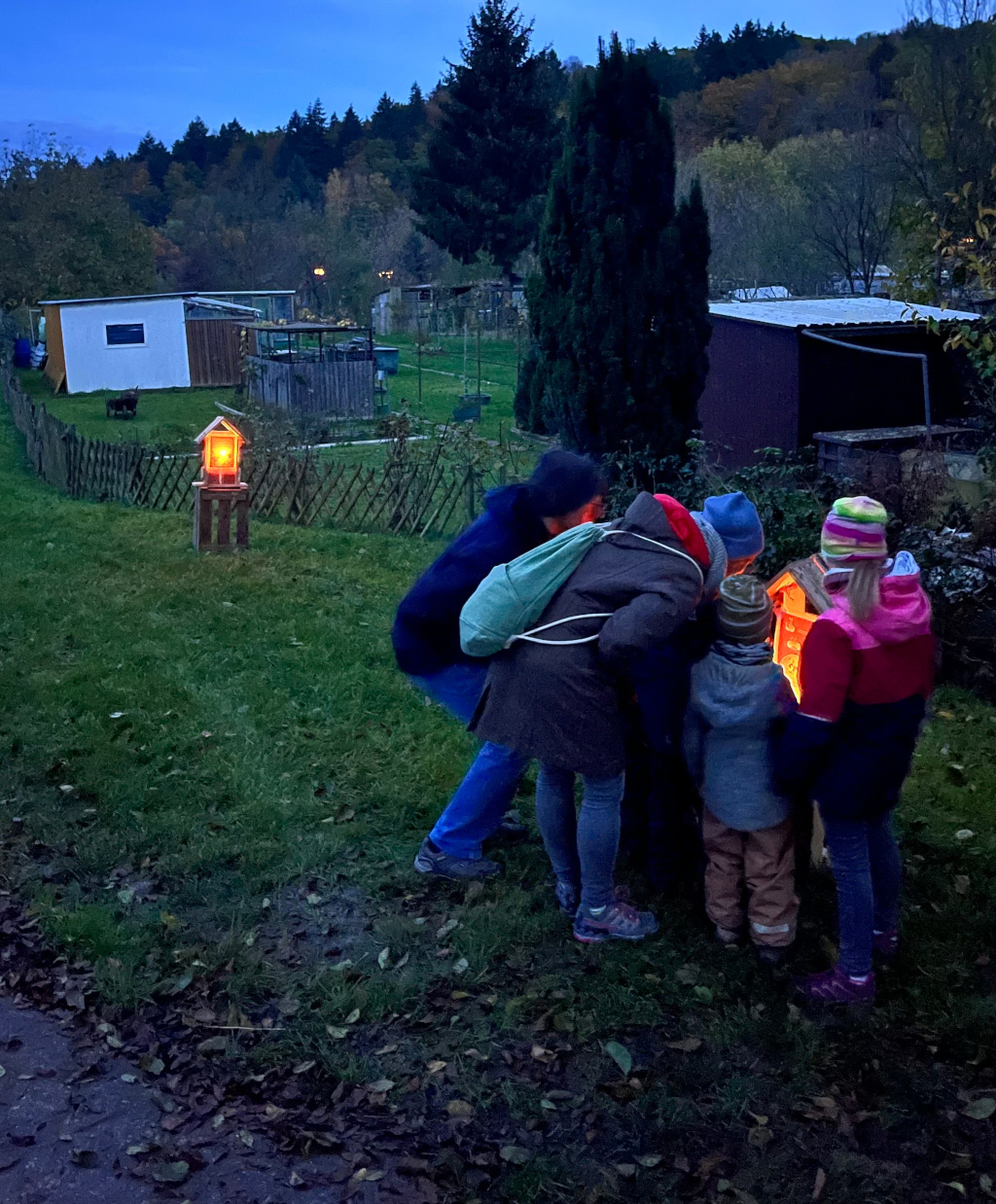 Aufregung beim Lichterfest der Schorndorfer Waldwichtel: Kinder lauschen gespannt der Geschichte des kleinen Hasen. (Bild Stephanie Sudahl)