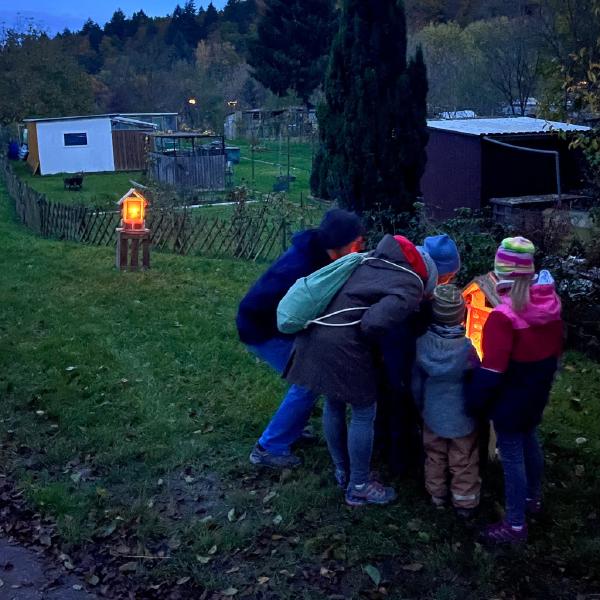Aufregung beim Lichterfest der Schorndorfer Waldwichtel: Kinder lauschen gespannt der Geschichte des kleinen Hasen. (Bild Stephanie Sudahl)