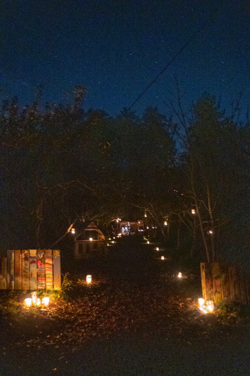 Mit selbstgebastelten Laternen dekoriertes Grundstück der Schorndorfer-Waldwichtel bei Nacht