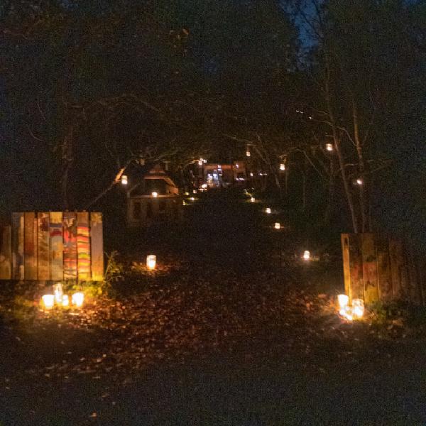 Mit selbstgebastelten Laternen dekoriertes Grundstück der Schorndorfer-Waldwichtel bei Nacht