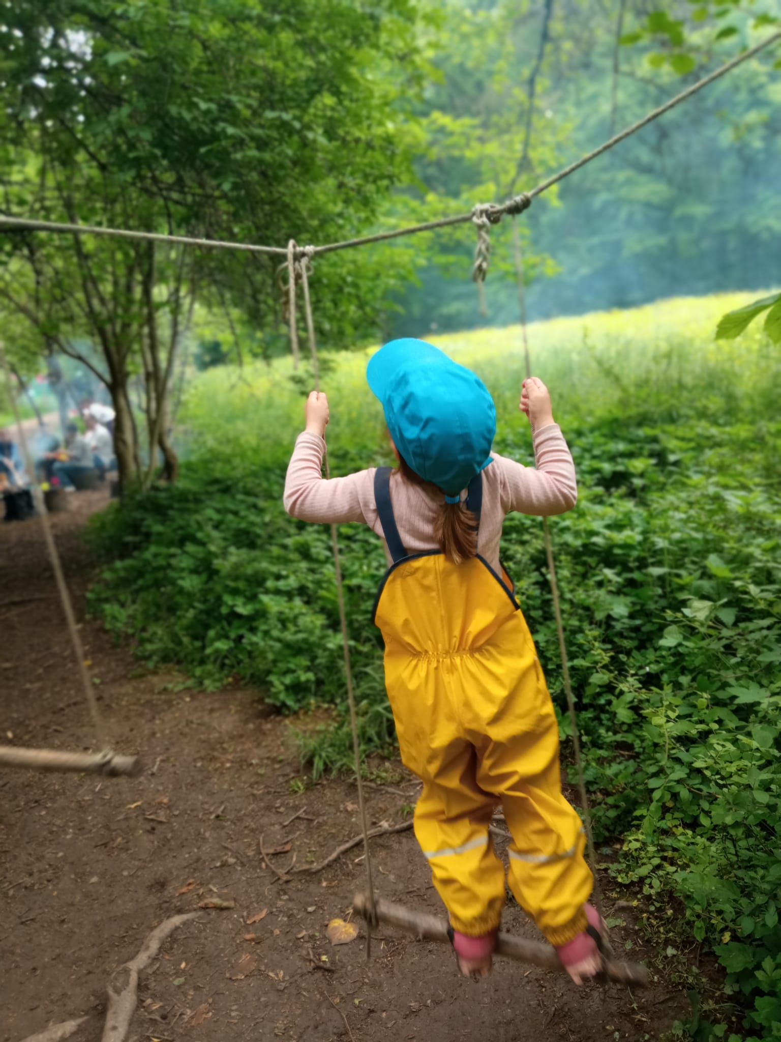Ein Mädchen der Schorndorfer Waldwichtel klettert im Wald