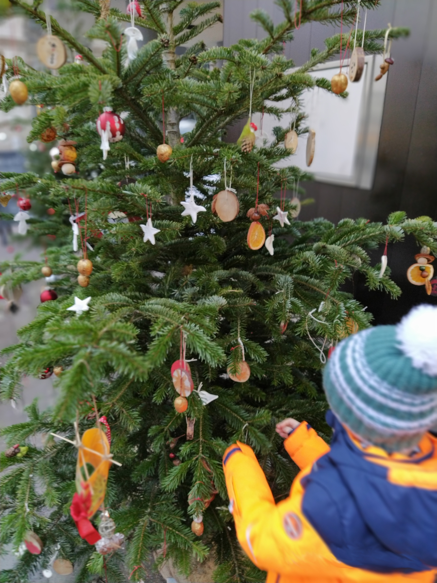 Weihnachtsbaum mit selbstgebasteltem Weihnachtsschmuck der Vorschulkinder